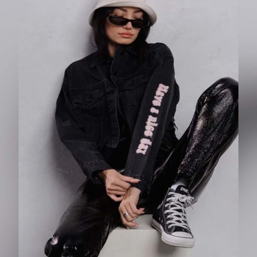 BLACK CROPPED FRAYED JEAN JACKET. - Picture 7 of 8